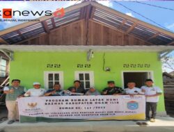 Peduli Warganya Babinsa Peltu Awaludin Bantu Prakarsai Bedah Rumah Tidak Layak Huni