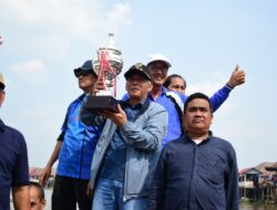 Serunya Lomba Kebut Perahu Berhadiah Sapi dan Kerbau di Sungai Babatan