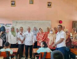 Sekda Muhsin Melaksanakan Gerakan Edukasi dan Pemberian Makanan Pangan Bergizi Untuk Siswa di SD N 2 Indralaya Selatan