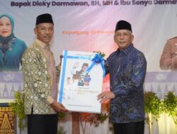 Momen Sakral, Bupati Iskandar Beri Pena  ke Wabup Shodiq