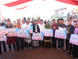 Ke Wakatobi, Pj Gubernur Sultra Serahkan Dana Hibah Masjid, Bansos dan Gelar Pasar Murah