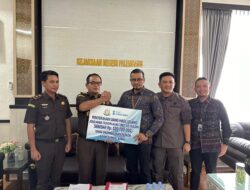 Penyerahan Uang Hasil Lelang Barang Rampasan Tanah dan Bangunan Mantan Pegawai Bank Sumsel Babel (BSB) oleh Kejaksaan Negeri Palembang