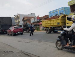 Jalintim Palembang–Betung KM 18 Rusak Parah, Warga Keluhkan Macet & Khawati Laka Lantas