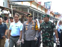 Masih Dalam Rangkaian HUT TNI Ke 79, Kodim 0402/OKI Laksanakan Karya Bakti di Pasar Kayuagung