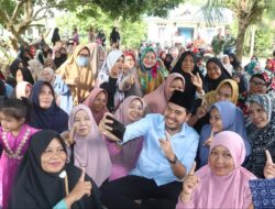 Ibu-Ibu Nagori Bandar Rejo Buat Pantun Dukung RHS-AZI