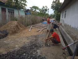 Masyarakat Desa Bumi Daya Antusias Adanya Pembangunan Jalan Rabat Beton