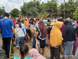 Ratusan Masyarakat Bumi Restu Berebut Ikan di Jalan Rusak