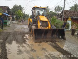 Sehari Setelah Jalan Rusak Viral, Bupati Lampung Selatan Turunkan Alat  Berat dan Material