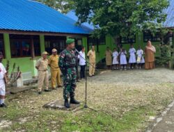 Menanamkan Jiwa Nasionalisme Kepada Pelajar di Perbatasan RI-PNG, Satgas Yonif 131/Brajasakti Melatih Murid SD Inpres Skow Sae Upacara Bendera