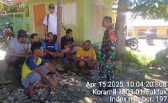 Babinsa Koramil Fakfak Bahas Revisi UU TNI Bersama Tokoh Pemuda Lewat Komunikasi Sosial