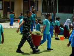 Satgas Yonif 131/Brajasakti Ajak Siswa SD Inpres Wonorejo Gotong Royong Ciptakan Lingkungan Bersih