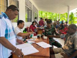 Wujudkan Anak-anak Papua Sehat dan Kuat, Satgas Yonif 131/Brajasakti Bersama Puskesmas Model Gelar Pelayanan Posyandu di Kampung Mosso