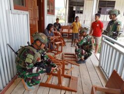 Jejak TNI di Tanah Papua: Menata Meja, Merangkai Harapan di SD Inpres Sinak