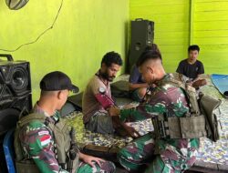 Selalu Ada Untuk Masyarakat Papua, Satgas Yonif 131/Brajasakti Bantu Masyarakat yang Sakit di Kampung Uskwar Perbatasan Papua
