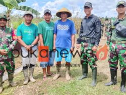 Babinsa dan Prajurit Yonif TP 808/MM Bersama Warga Perbaiki Akses Jalan di Kampung Mbima Jaya