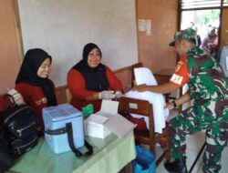 Babinsa Koramil 0808/10 Kademangan Dampingi Vaksinasi Difteri dan Tetanus di SDN 1 Suruhwadang