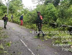 Babinsa 1803-02/Kokas Bersama Warga Gelar Aksi Bersih Jalan di Kampung Kayu ni