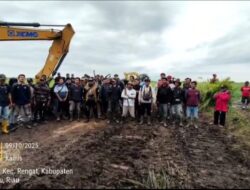 Pengawalan Alat Berat yang Bekerja di Lahan PT. Sinar Belilas Perkasa di Kawal oleh Ratusan Masyarakat Asli Desa Sungai Raya