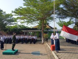 Jadi Inspektur Upacara di SMPN 01 Binangun, Danramil Yakini Pentingnya Menanamkan Nilai Disiplin pada Siswa