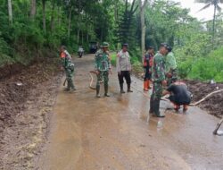 Babinsa Koramil 0808/13 Doko Bersama Warga Gotong Royong Bersihkan Material Longsor di Desa Resapombo