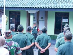 Dandim 0808/Blitar Letkol Inf Virlani Arudyawan Berikan Jam Komandan Kepada Prajurit dan PNS