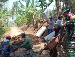 Bersama Warga Binaan, Serka Rusmono Kerja Bakti Merabat Jalan Penghubung Antar Desa