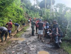 Gerak Cepat Babinsa Bersama Warga Bersihkan Material Longsor, Jalan Penghubung antar Dusun Kembali Terbuka