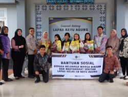 Peduli Sesama Lapas Kayuagung Bagikan Sembako Kepada Keluarga Warga Binaan