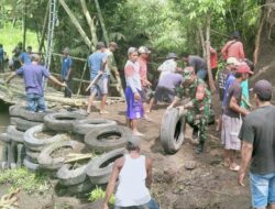 Babinsa Koramil 0808/15 Gandusari Dampingi Warga Bangun Jembatan Gantung dari Bambu