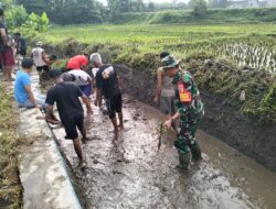 Babinsa Koramil 0808/20 Sananwetan Bersama Kelompok Tani Laksanakan Pembersihan Irigasi