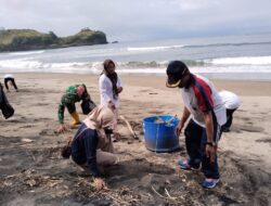 Dukung Pariwisata Lokal, Koramil 0808/17 Panggungrejo Berkontribusi Melalui Aksi Bersih-bersih Pantai Serang