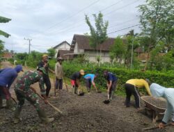 Tingkatkan Kualitas Infrastruktur Desa, Serda Heru Bersama Warga Gotong Royong Pengurukan Jalan