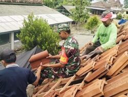 Wujud Kepedulian Terhadap Masyarakat, Babinsa Maron Bantu Pasang Atap Rumah Warga