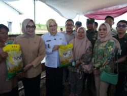 Wabup Netta Tinjau Operasi Pasar Murah di Desa Merah Mata