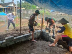 Babinsa Ngadirejo Bantu Perehaban Rumah Dan MCK Warga