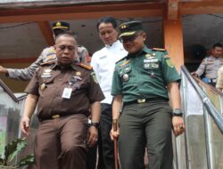 Sinergi Forkopimda: Dandim 0402/OKI-OI Turun Langsung Pasang Stiker Penunggakan di Pasar Kayuagung