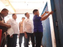 Dorong Kepatuhan, Kios Penunggak Retribusi Ditempeli Stiker