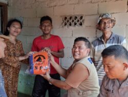 Pemberian Bantuan Kepada Korban Banjir Talang Kelapa