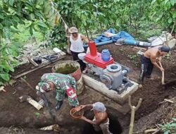 Babinsa Desa Boro Bersama Poktan Makmur Perbaiki Diesel Pompa Pertanian