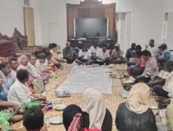 Prosesi Adat Pohon Ma Tandai Masuknya Wakil Bupati Fakfak ke Rumah Negara 02