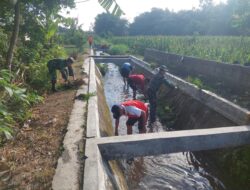 Babinsa Kelurahan Turi Bersama Warga Laksanakan Kerja Bakti Pembersihan Saluran Air