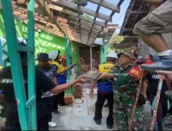 Babinsa Kepanjenkidul Bersama Warga Gotong Royong Renovasi Rumah Warga