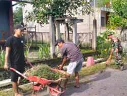 Wujud Nyata Kemanunggalan TNI Dengan Rakyat, Babinsa dan Masyarakat Lakukan Pembersihan Lingkungan