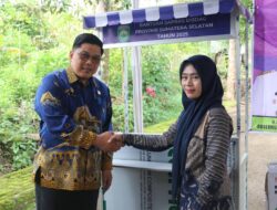 Sekda Pagar Alam Menyerahkan Simnolis Bantuan Sarana dan Prasarana Perdagangan bagi UMKM