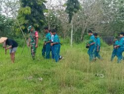 Babinsa Ngeni Bersama Siswa SMPN 2 Wonotirto Tanam Bibit Trembesi Mendukung Program Bersatu dengan Alam