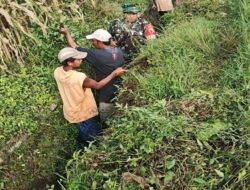 Bersihkan Saluran Irigasi Sawah, Sertu Yudha Gotong Royong Bersama Warga Desa Ngreco