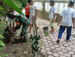 Cegah Longsor, Babinsa Garum Bersama Warga Tanam Pohon Keras di Lingkungan Magersari