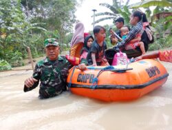 Sigap, Babinsa Lempuing Koramil 402-10/Kayuagung Kodim 0402/OKI Evakuasi Warga Terjebak Banjir