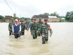 Gerak Cepat, Kodim 0402/OKI Distribusikan Bantuan Sembako untuk Korban Banjir di Kecamatan Lempuing dan Mesuji