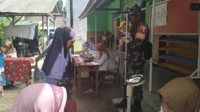 Babinsa Kelurahan Rembang Dampingi Kegiatan Penimbangan Balita Bersama Kader Posyandu